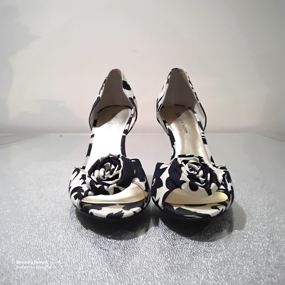 AK Anne Klein Cream & Black Rosette Peep Toes 4" Stiletto Heels New 8M W/O/B